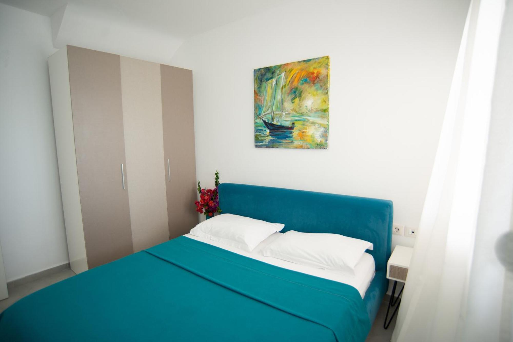 Bougainville Bay * Sarandë